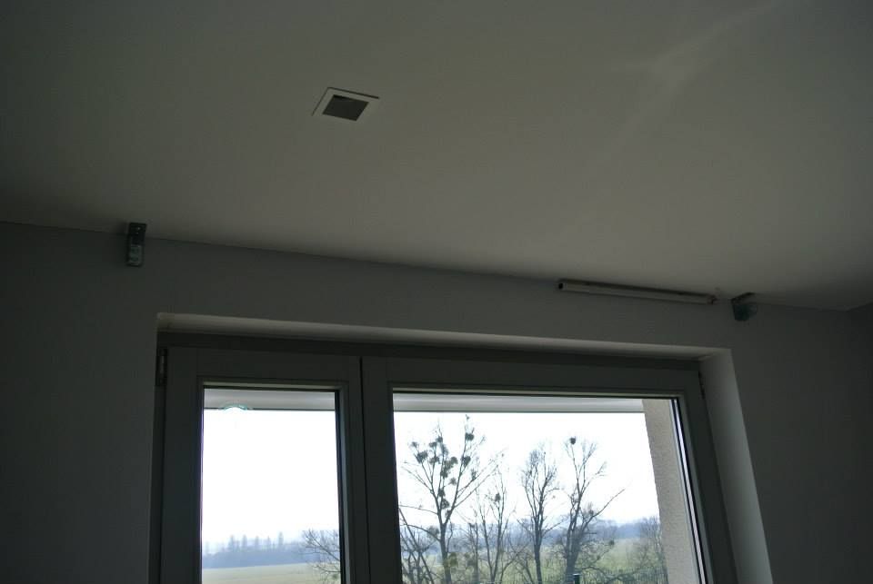 Installation D Un Store Enrouleur Avec Profil Easy Deco Motorise A L Aide D Une Batterie Rechargeable Fentange Ruban Jaune