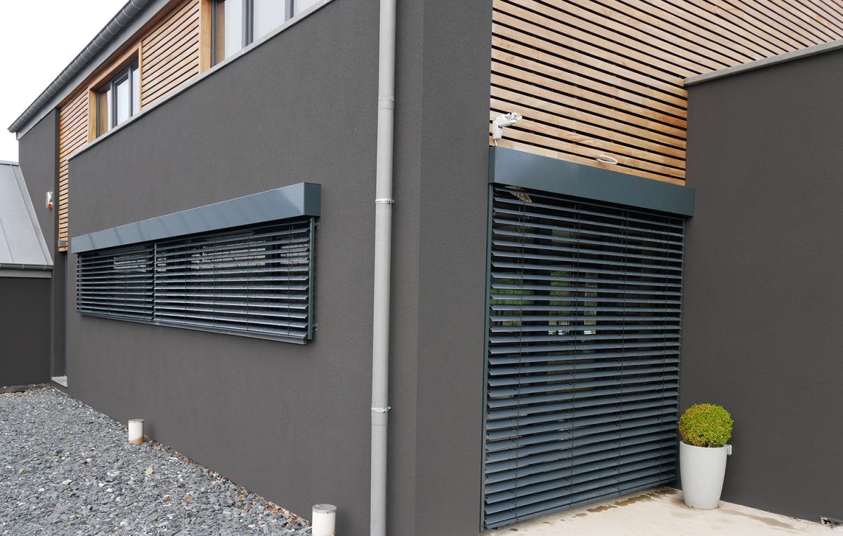 Brises soleil orientables MHZ en pose sur façade