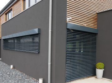 Brises soleil orientables MHZ en pose sur façade