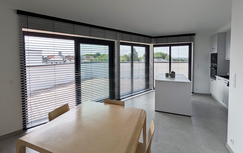 STORES VENITIENS EN BAMBOU 65 MM VEDELUX AVEC MOTEURS SUR BATTERIE (BASTOGNE)