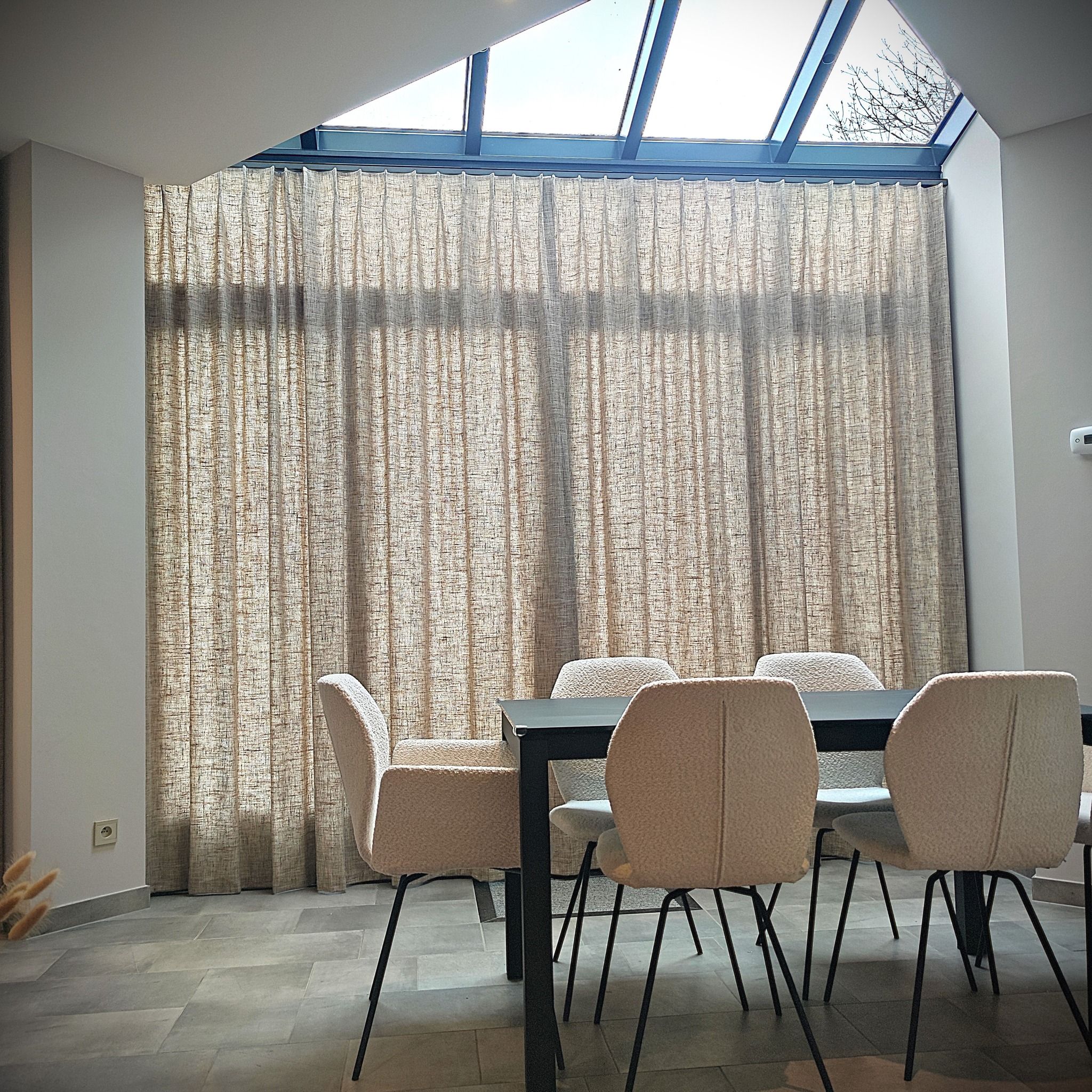 Tenture INSIDE BLINDS avec tissu Appogée CASAMANCE et rail design INTERSTIL